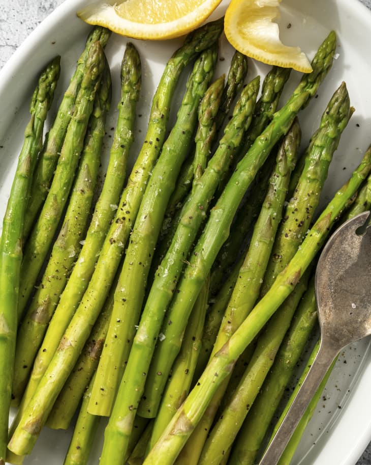 Simple Steamed Asparagus Recipe (With and Without a Steamer Basket